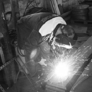 резка стального уголка